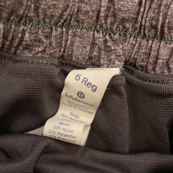 Lululemon women’s size 6 Hotty hot shorts - Picture 2 of 3
